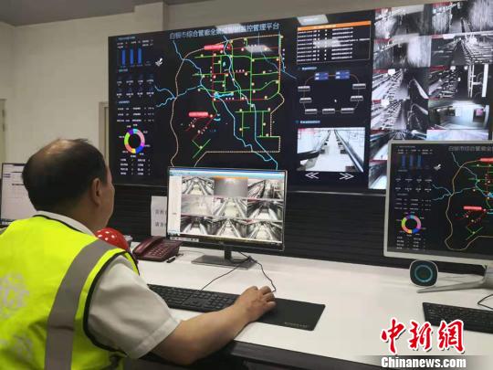 圖為白銀綜合地下管廊總控室工作人員正在進行氧氣、濕度、溫度等監測。　高康迪 攝